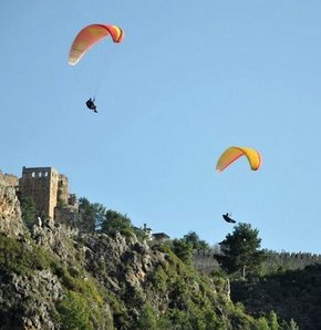 Yamaç paraşütçüleri Antalya'ya akın etti