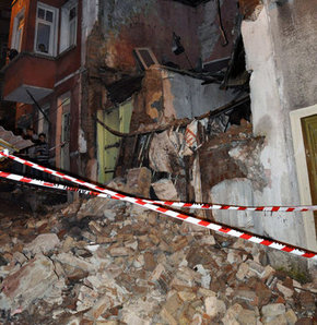 Beyoğlu'nda tarihi bina çöktü!
