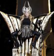 S�per Bowl gecesinde sahneye ��kan Madonna, yapt��� �ovla herkesi kendine hayran b�rakt�.