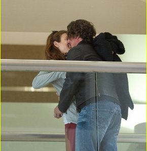 Kate Walsh ve Chris Case öpüşüyor