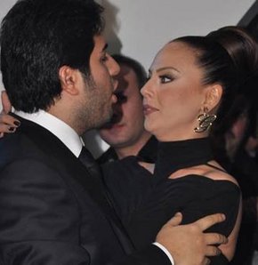 Ebru Gündeş'ten Cem Yılmaz'a altın emzik