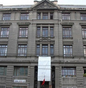 Vakıfta tarihi karar!