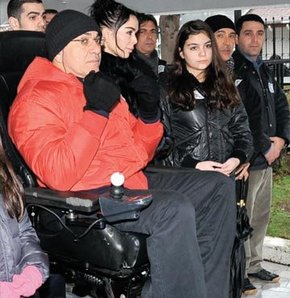 Eski eşi ve kızlarıyla saf tuttu