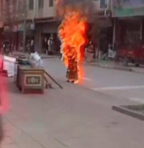 Tibetli keşiş kendini yaktı 
