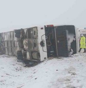 Yolcu otobüsü devrildi!