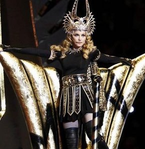 Madonna sahnedeyken ağabeyi dilendi 