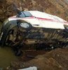 Ambulans dereye uçtu!