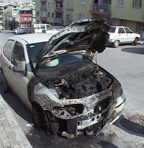 Molotoflu terörist, arabayı böyle ateşe verdi