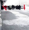 Kayseri Büyükşehir Belediyesi buzlanma nedeniyle halkın yürümekte zorlandığı kaldırıma 1 kilometre uzunluğunda halı serdi
