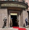 Generaller neden gitti?