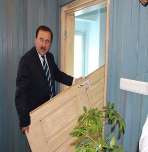 Tuncay Kılıç Makam odasının kapısını söktü