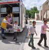 İlköğretim okulunda öğrenim gören 13 çocuk okulda süt içtikten sonra rahatsızlanıp hastaneye kaldırıldı