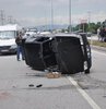 Takla attı, otomobilden fırladı, üzerinden TIR geçti