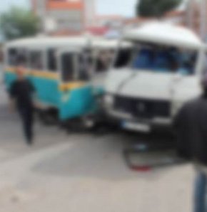 Burdur'da trafik kazası, İşçi taşıyan servis minibüsleri çarpıştı