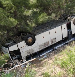 Anamur'da trafik kazası, Yolcu otobüsü devrildi