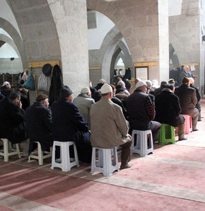 Diyanet sandalyeli namaza sıcak bakmıyor