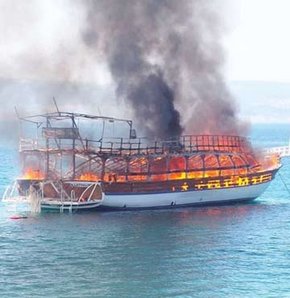 Ayvalık'ta içinde 100 yolcu ve 10 mürettebat bulunan gezi teknesi alev alev yandı!