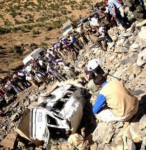 Şırnak'ın Uludere İlçesi'ne bağlı Gülyazı köyünde üs bölgesinden alaya dönen askerleri taşıyan sivil plakalı bir minibüsün şarampole yuvarlanması sonucu ilk belirlemelere göre 5 asker ile 1 korucu şehit oldu, 7 asker ise yaralandı.