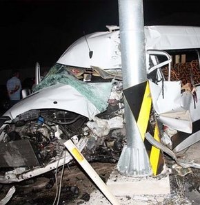 Dün geceden bu yana Türkiye'nin çeşitli illerinden gelen trafik kazası haberleri can yaktı. Kazalarda yollar kan gölüne dönerken, bilanço ağır oldu: 11 ölü, 78 yaralı...