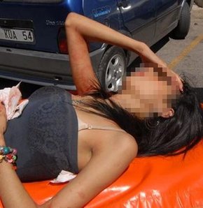 Ayrılmak istediği erkek arkadaşı'nın sürekli tehditi üzerine iki kızı ve damadı ile adliyeye suç duyurusunda giderken otomobili çarparak durduran öfkeli sevgili, sevgilisinin iki kızını ve damadını bıçakla yaralayıp kaçtı.