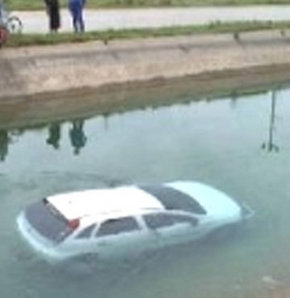 Antalya'nın Serik ilçesinde bir otomobilin sulama kanalına devrilmesi sonucu aynı aileden 3'ü çocuk 4 kişi boğularak can verdi.