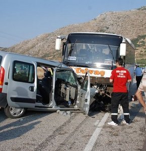Isparta'da feci trafik kazası: 2 ölü 20 yaralı