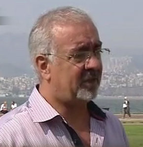 İsmail Ercan, İzmir'de yaşayan bir baba. 18 yaşındaki oğlunun 2 sene önce gittiği yaz kampında yasadışı bir sol örgütü tarafından aklının çelindiğini ve örgüt üyesi olduğunu söylüyor. Oğlunu kurtarmak için uzun süredir çabalayan baba Ercan, her bomba patl