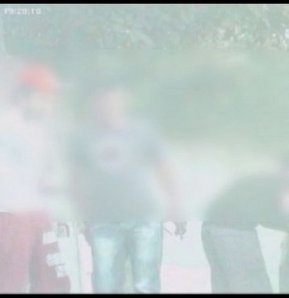 Esenler'den aldıkları sentetik uyuşturucu Bonzaileri, Sarıyer Baltalimanı'nda satan uyuşturucu torbacıları polis kamerası tarafından saniye saniye kayda alındı. Müşterilere ait otomobillerin yanına giderek satışı gerçekleştiren 7 torbacı suçüstü yakalandı