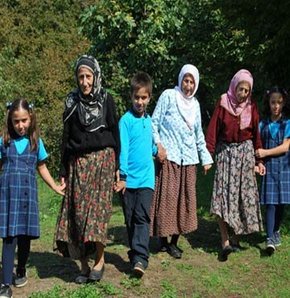 Üçüz minikler, üçüz ninelerini unutmadı