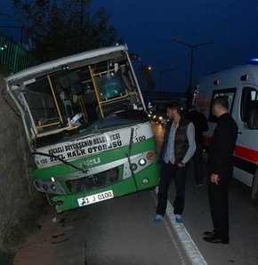 İzmit'te halk otobüsü duvara çarptı