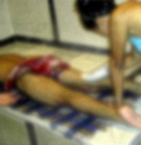 İZMİR'de, Ege Üniversitesi Meslek Yüksek Okulu Cilt Bakımı ve Güzellik Bölümü'nde okuyan kız öğrencilerin, 1.5 aylık stajlarında 'çıplak masaj' yapmamaları durumunda sınıflarını geçemediklerini, staj için gönderildikleri otellerde ise karşılarına çırılçıp