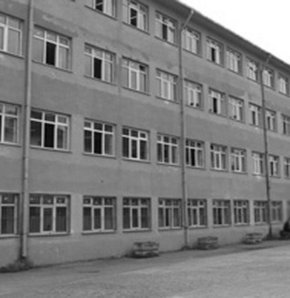 İSTANBUL Beyoğlu’ndaki bir lisenin 9’uncu sınıfında eğitim gören B.K., annesi G.K.’yla savcılığa başvurdu.