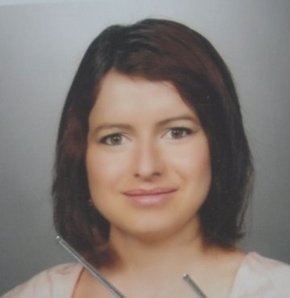Alanya ilçesinin Şekerhane Mahallesi'nde bir eve giren hırsız, yeni evli hamile kadının boğazını keserek kayıplara karıştı.