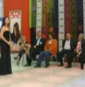 Ekin Tv'de yayınlanan Selvihan Madenoğlu ile Dünya Evi programında zengin bir iş adamı erkek adaya talip oldu.