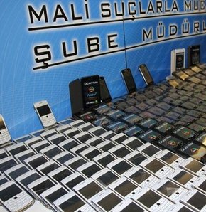 İnternet, radyo ve TV reklamları üzerinden cep telefonu alan vatandaşlar, ellerine geçen cihazların kaçak ve taklit çıkması üzerine polise şikayetçi oldu. Hemen harekete geçen İstanbul Polisi, üç ayrı iş yerine düzenlediği baskında 14 bin kaçak cep telefo
