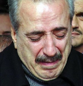 Kurtlar Vadisi Pusu isimli televizyon dizisinin Zülfükar Ağa karakterini canlandıran usta oyuncu Halil İbrahim Kalaycıoğlu'nın ağabeyi Bayram Kalaycıoğlu kendini ipe asarak intihar etti.