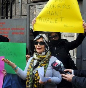 Karaköy’deki Zürafa Sokak’ta bulunan genelevler çalışan kadınlar eylem yaptı