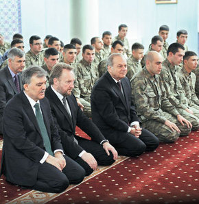 Cumhurbaşkanı Abdullah Gül dün Çankaya Köşkü’nde, Türkiye’yi ziyaret eden Bosna-Hersek Cumhurbaşkanlığı Konseyi Üyesi Bakir İzzetbegoviç’i ağırladı.