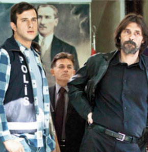 Çekimlerine Ankara’nın ev sahipliği yaptığı sevilen polisiye dizi ‘Behzat Ç. Bir Ankara Polisiyesi’nin çekimlerine maddi sıkıntı nedeniyle ara verildi.