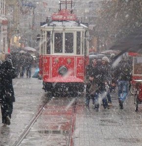 İstanbul'da kar yağışı nedeniyle ilköğretim okulları yarın tatil edildi.