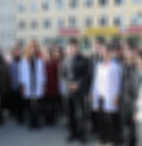 Rize'de İMKB Teknik ve Endüstri Meslek Lisesi inşaat bölümü öğretmeni okul saatinde telefonla oynayan örgencisini cep telefonu yüzünden uyardı. Bu nedenle öğretmen ve öğrenci arasında çıkan tartışma sırasında öğrenci öğretmenini darp etti.10 gün iş göreme