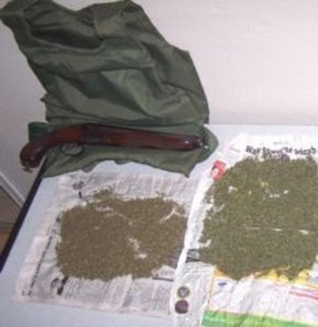 Bursa Polisi tarafından Yıldırım ilçesinde aynı mahallede düzenenen iki ayrı operasyonda 4 kilo esrar ile 850 adet extacy hap ve 8 paket de yeni nesil uyuşturucu olarak adlandırılan Bonzai maddesi ele geçti. Operasyonlarda iki kişi gözaltına alınırken, Na
