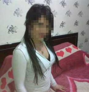 Diyarbakır'da 'Barbi Ekin' lakaplı travesti Ekin M., para yüzünden tartıştığı birlikte yaşadığı sevgilisi K.A.'yı eve kilitleyip anahtarı balkondan attı. Olay yerine polis ve itfaiye ekipleri gelirken, kapı balyozla kırılarak K.A. kurtarıldı.