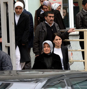CUMHURBAŞKANI Abdullah Gül'ün eşi Hayrünnisa Gül, anjiyo olan babasını hastanede ziyaret etti.