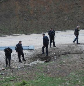 Türkiye'ye kaçak giriş yaparak, Hatay'daki bir evde kalan Suriyeli muhalif avukatı kaçırmak isteyen 4 Suriyeli polisle çatıştı. Yayladağı Sınır Kapısı yakınlarında Suriyelilerden 2'si yaralı, 2'si de kovalamaca sonucu yakalandı.