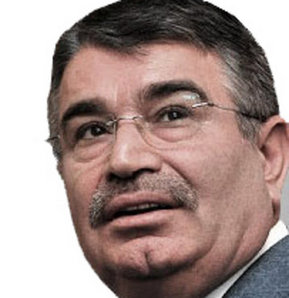 Eski İçişleri Bakanı İdris Naim Şahin, Meclis'te gazetecilerin kabine revizyonuyla ilgili sorularını yanıtladı.