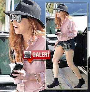 Hollywoodun asi kızı çorapla geziyor magazin haberi
