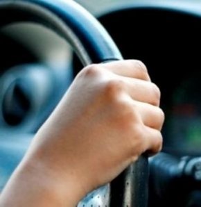 Milli Eğitim Bakanlığı, B sınıfı ehliyet sınavlarında 120 olan soru sayısını 60'a düşürdü, sınav süresini de 150 dakikadan 75'e indirdi.