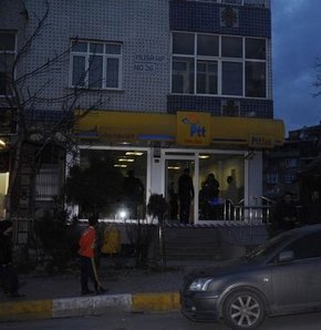 Sultangazi'de bir taksi durağına gelen şahıslar, duraktakilere saldırdı. Alacak verecek meselesi yüzünden çıktığı belirtilen olayda 6 kişi yaralandı. Taksicilerden birine, saldırganların kaçarken kullandığı otomobil çarptı. Duraktaki kavga ve otomobilin ç