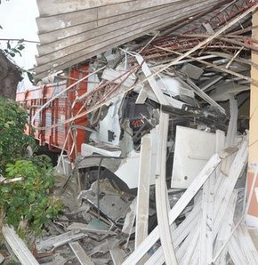 Kamyon belediye binasına girdi, Başkan da oradaydı...